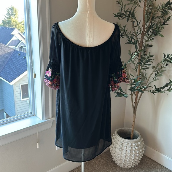 M- Vava by Joy Han - Poppy Off the Shoulder Dress - Picture 4 of 5